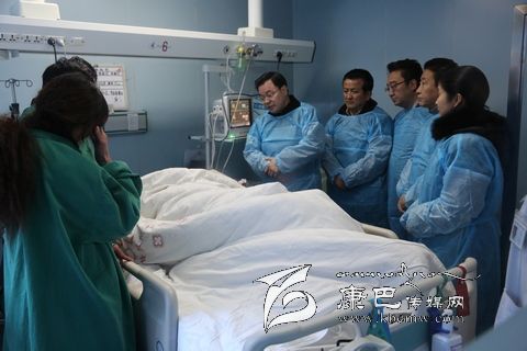 “胡昌升李康益西达瓦易凡陈忠义看望慰问受伤工作人员