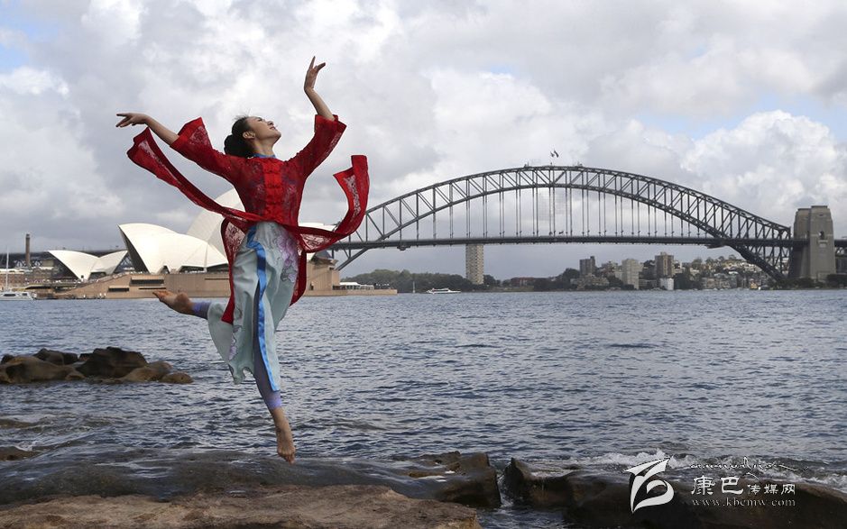 中国女孩悉尼歌剧院前跳芭蕾