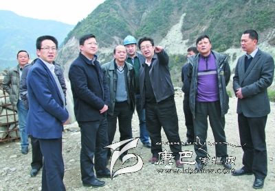 “益西达瓦调研211线公路建设和水电移民安置工作