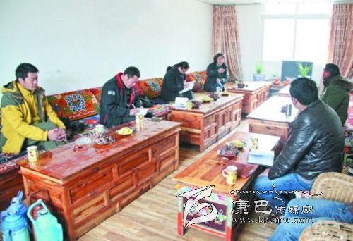 甘孜日报社扎实开展教育实践活动掠影