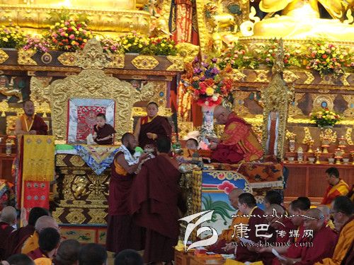 四川省白玉县白玉寺 第三世白玛罗布活佛转世灵童正式坐床