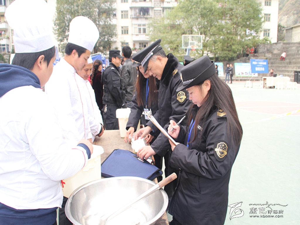 泸定举行食品安全事故应急处置演练