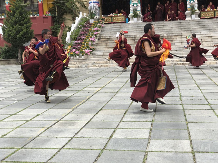 四月八转山会南无寺跳神