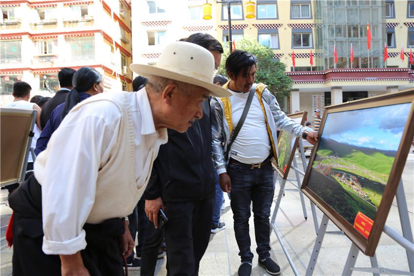 当地群众前来观展.JPG