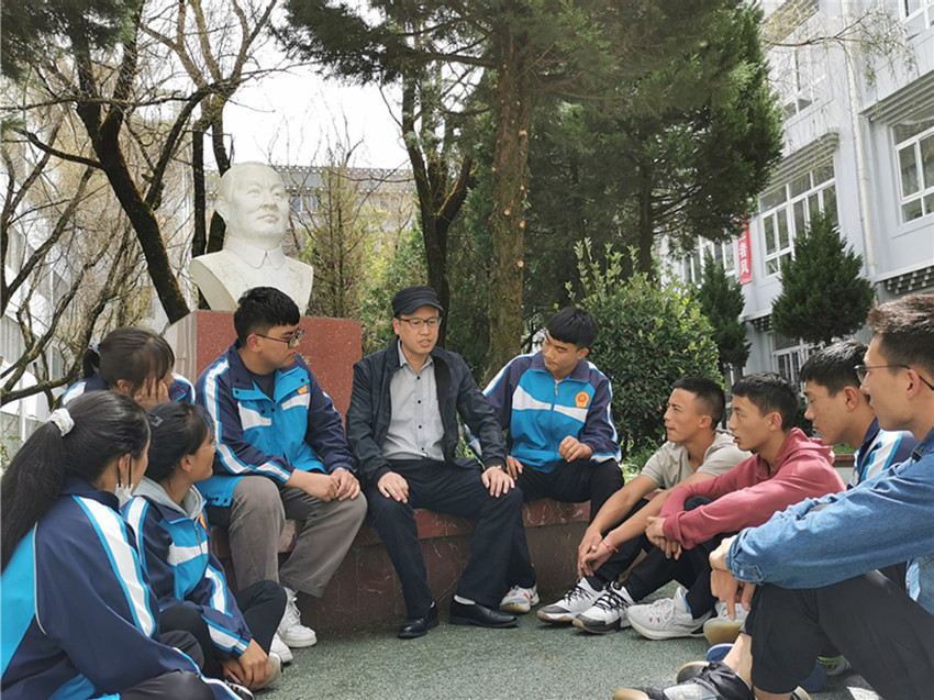赵华强与学生.jpg
