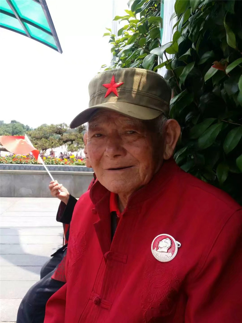 参观红色遗迹.jpg