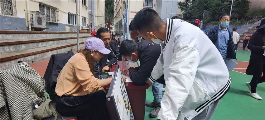图为招聘会现.jpg