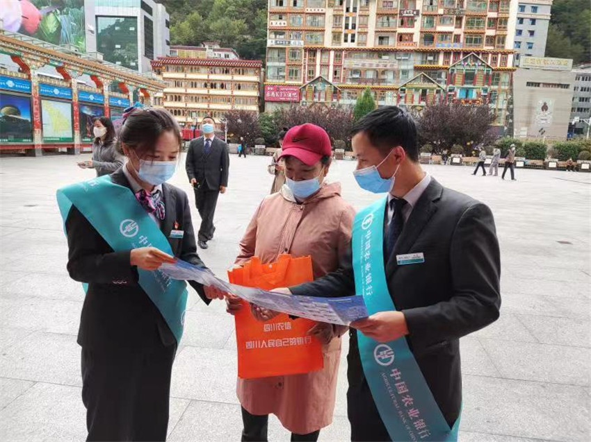 图为工作人员.jpg