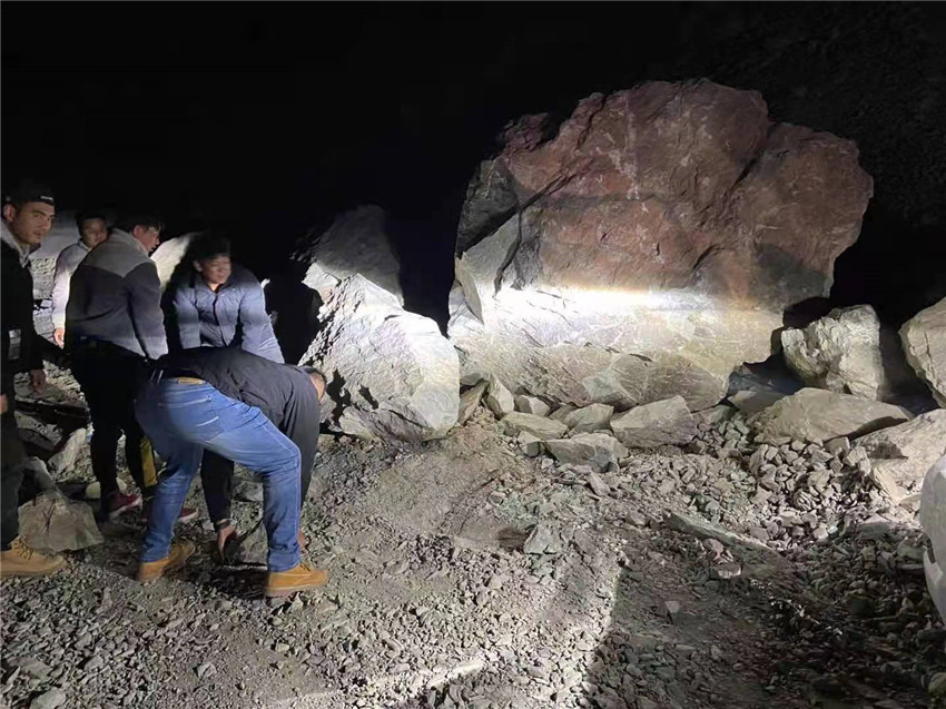 借助车灯，清理滑坡路障2.jpg