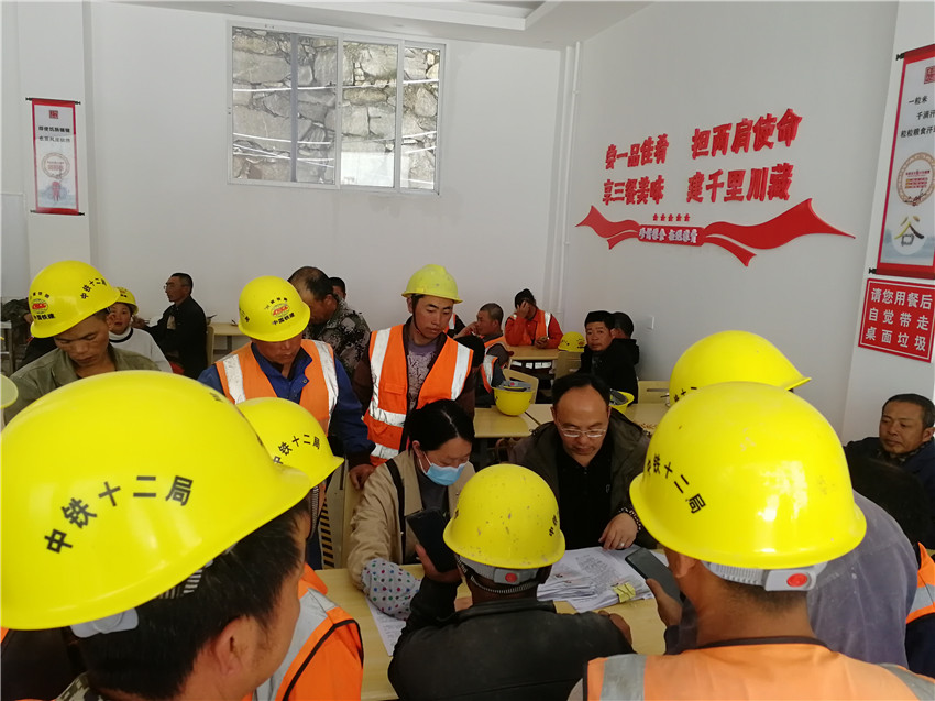 康定支行：在民工食堂被农民工兄弟簇拥办卡现场.jpg