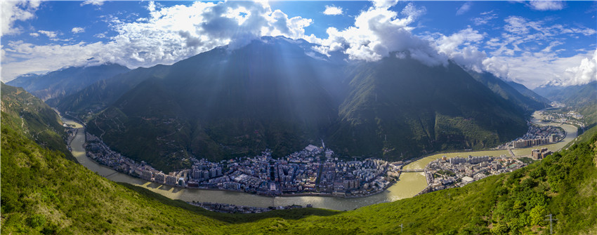 泸定全景.jpg