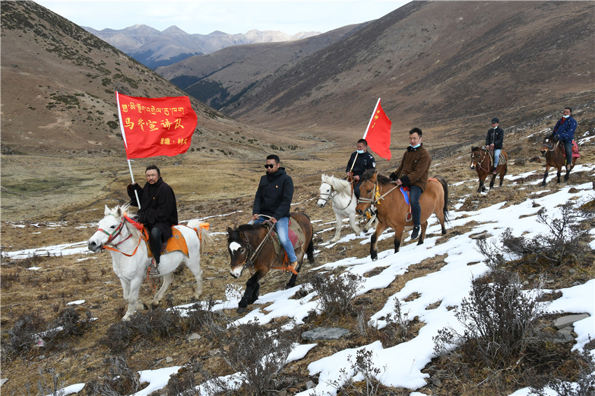 图为马背宣讲.JPG