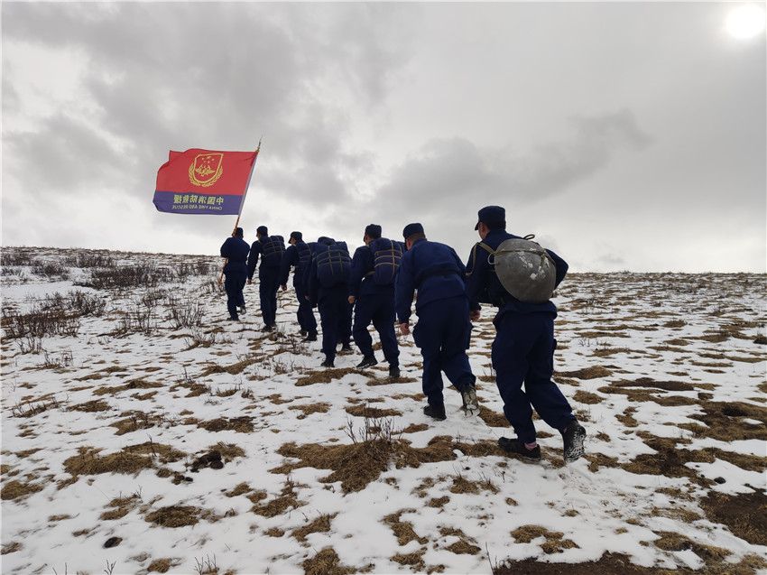 雪山拉练.jpg