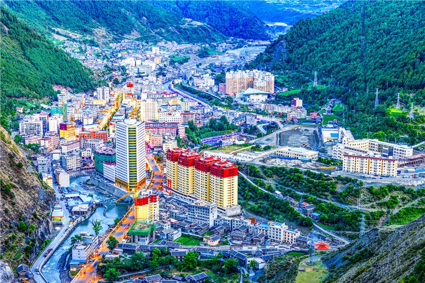 美丽的九龙县城.jpg
