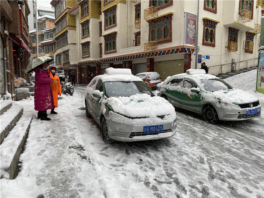 图为在大雪中.jpg