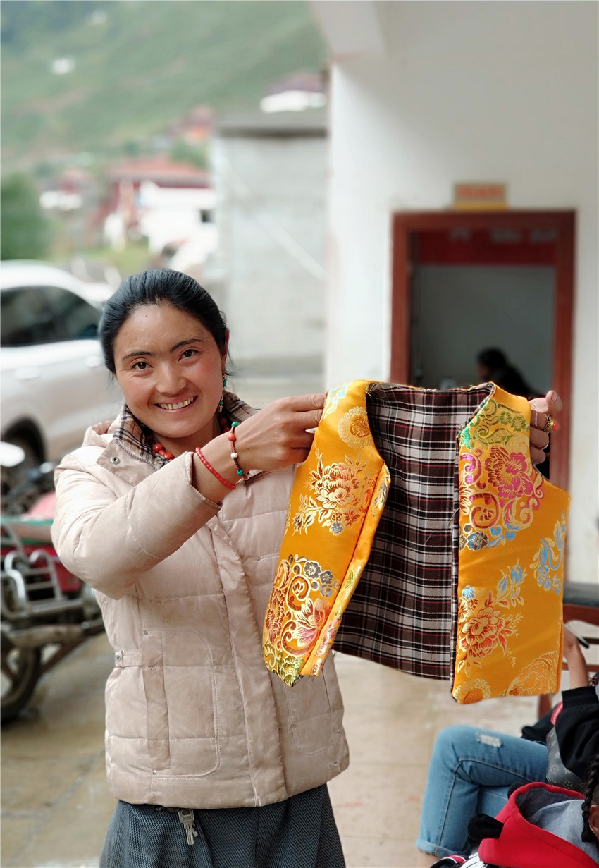 图为妇女缝纫.jpg