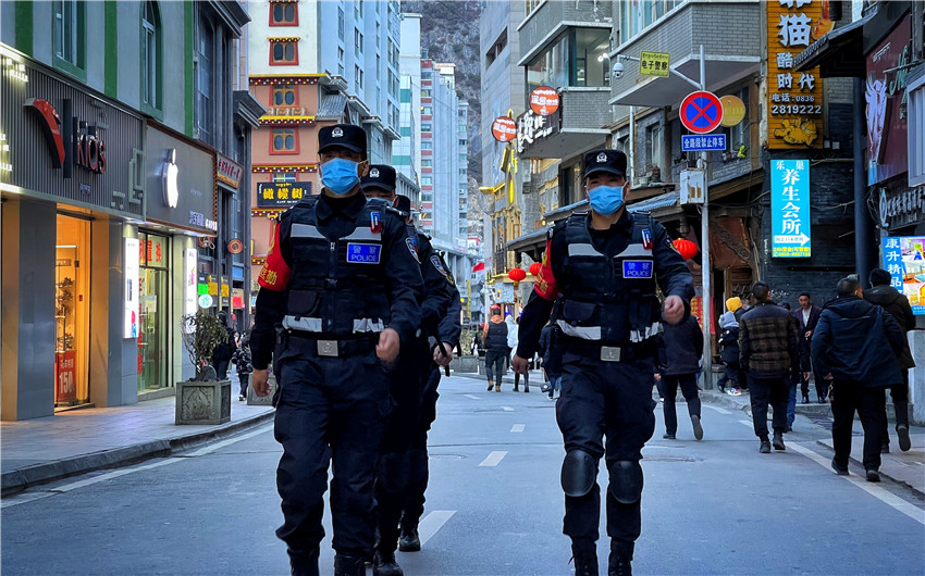 民警在街头.jpg