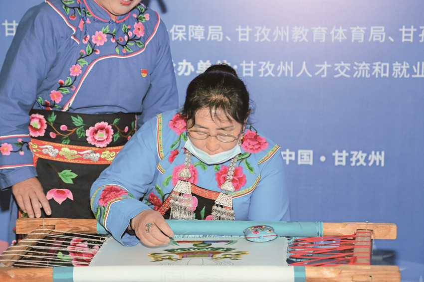 刺绣表演.jpg