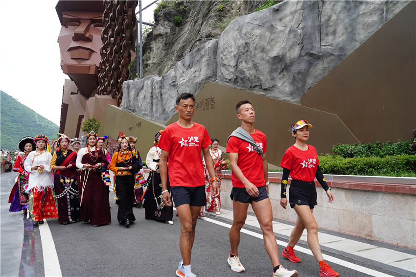运动员来到.jpg
