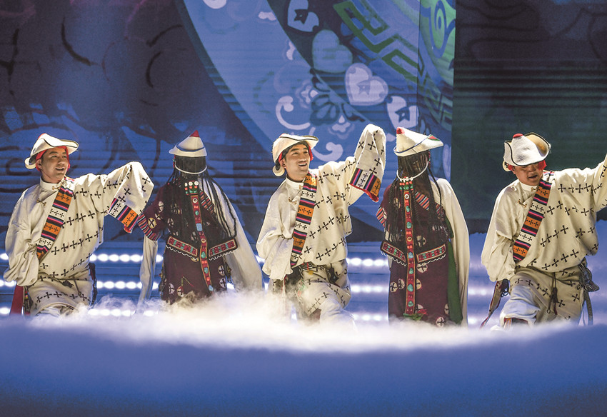 藏历新年联欢会上赏多彩民族文化