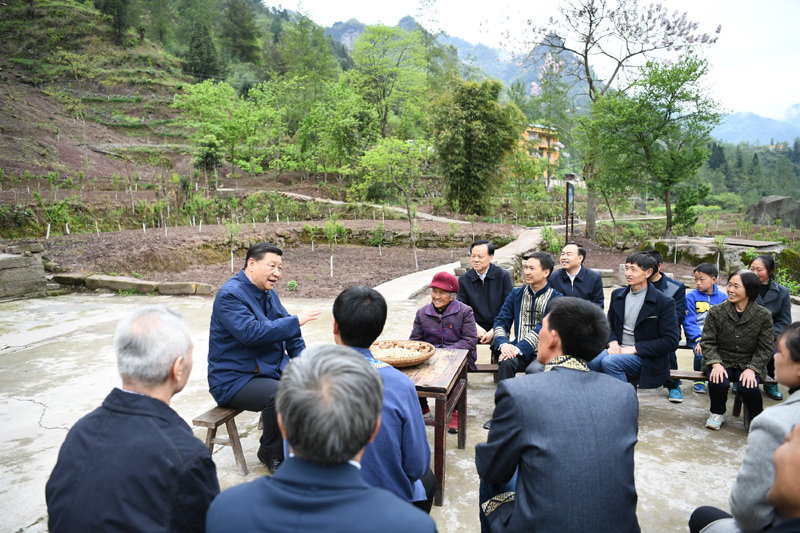 2019年4月15日至17日，中共中央总书记、国家主席、中央军委主席习近平在重庆考察，并主持召开解决“两不愁三保障”突出问题座谈会。这是4月15日下午，习近平在石柱土家族自治县中益乡华溪村同村民代表、基层干部、扶贫干部、乡村医生等围坐在一起，共话脱贫攻坚。新华社记者 谢环驰 摄