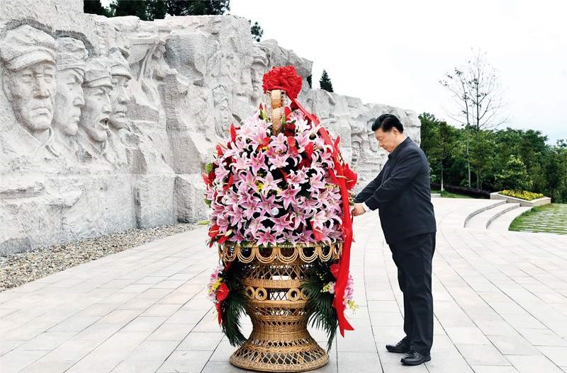 2021年4月25日至27日，中共中央总书记、国家主席、中央军委主席习近平在广西考察。这是25日上午，习近平在位于桂林市全州县的红军长征湘江战役纪念园，向湘江战役红军烈士敬献花篮。 新华社记者 谢环驰/摄