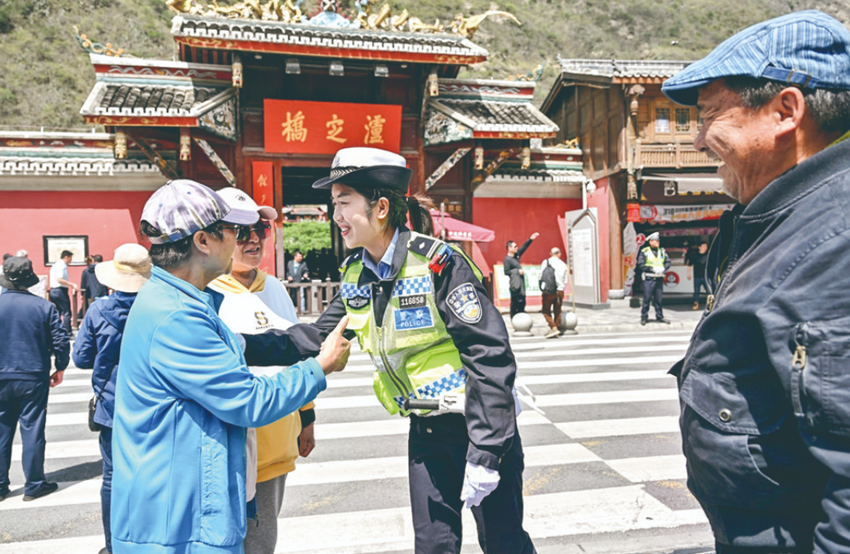 “泸定“微笑交警”刘格芦携手省非遗“山歌王”吴全清  让交通安全“声”入人心